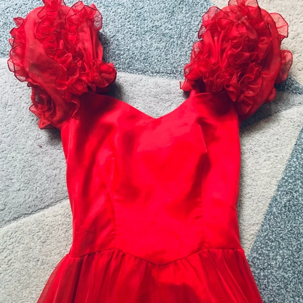 Vintage Red Gown with Puff Sleeves - Picture 9 of 12